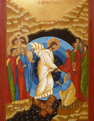 Oryginał: szkoła Andrieja Rublowa, 1425 r. obecnie Ławra Trocko-Sergiejewska, Siergijew-Posad. Przedstawienie „Zstąpienia do piekieł" pojawiło się (na freskach) już w VIII wieku (Santa Maria Antiqua w Rzymie). Tradycja bizantyjska posiada ukształtowany typ Anastasis od XI wieku (mozaika z Nea Moni na Chios). W centrum ikony znajduje się zmartwychwstały Chrystus ze śladami po gwoździach na dłoniach i stopach. Przybywa do Otchłani w świetlistej mandorli utworzonej ze sfer niebieskich, pod nogami ma skrzyżowane, wyłamane bramy piekielne - przez krzyż przychodzi zwycięstwo nad złem. W dłoni Jezus trzyma zwój Pisma. Szaty Chrystusa są jasne, jak w podczas przemienienia na górze Tabor. Zmartwychwstały Chrystus zstępuje do królestwa śmierci i otwiera dla uwięzionych bramy Otchłani. Przybywa w chwale i blasku, „by zajaśnieć tym, co w mroku i śmierci mieszkają" (Łk 1,79). Jezus prawą dłonią wyciąga Adama z grobu, chwyta go za nadgarstek, miejsce mierzenia pulsu - oznaki bijącego serca i życia. Chrystus oswobodziwszy Adama i Ewę podnosi ich do godności dzieci Bożych. Scena z Adamem przypomina obraz stworzenia pierwszego człowieka. Ewa jest już w postawie stojącej i w geście adoracji z dłońmi okrytymi szatą (oznaka poddaństwa i czci w ceremonii dworu bizantyjskiego). Odziana jest w czerwoną szatę - symbol ludzkości. Za Prarodzicami podążają ku Chrystusowi w dwóch orszakach całe pokolenia ludzkie. Po lewej stronie - królowie Dawid i Salomon, Jan Chrzciciel oraz prorocy Starego Testamentu. Po prawej - sprawiedliwi i współcześni Chrystusowi, święty Piotr z Ewangelią oraz Apostołowie. Ikona Anastsis ukazuje piękno chwały paschalnej zmartwychwstałego Jezusa. Zstąpienie do Otchłani Syna, który z Ojcem stanowi jedno, to potwierdzenie, że Ojciec Go posłał, Ojciec, który jest także naszym Ojcem. W pierwszych rodzicach cała ludzkość odkupiona przez Chrystusa powraca przed oblicze Trójcy Świętej -przeznaczone miejsce człowieka. Na ikonie uwidocznione są dwie sfery życia duchowego człowieka: królestwo śmierci ukazane jako czarna Otchłań oraz królestwo życia - Chrystus. W czeluści piekielnej widoczne są porozrywane łańcuchy, kłódki, zamki i gwoździe -narzędziach zniewolenia aż po śmierć.
